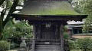 趣ある茅葺き屋根