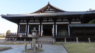 【法華堂】８世紀、奈良時代の建築が現存しています