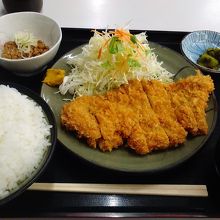 中かつ定食。ご飯はオカワリ可だ