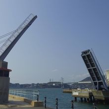 奥に写っている白い橋が関門海峡にかかる橋です