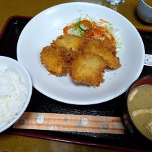 チキンカツ定食....これでなんと340円なり