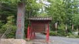 かみのやま温泉駅から西のエリアにあります。