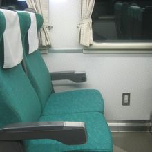 足元にコンセントが用意された自由席車両の様子