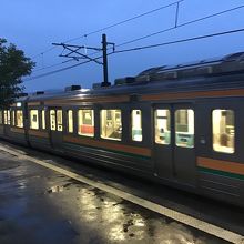 日没くらいの　夜空と車両。