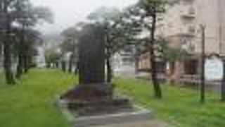 高田屋嘉平衛の銅像の近く