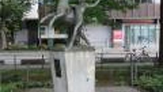 少年と飛び跳ねる子牛