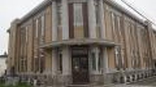 歴史を感じる重厚な建物