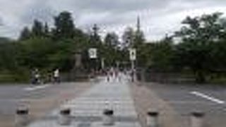 米沢駅から西に30分以上かかります。