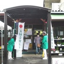 小さなプレハブ小屋です