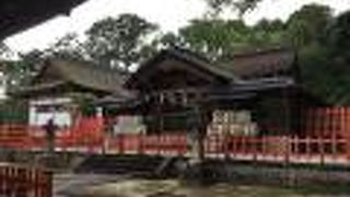 小高い山の上に鎮座