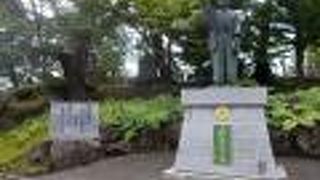 米沢城址の本丸跡地にあります。