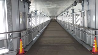 富山のベイブリッジと呼ばれる新湊大橋は車道の下に自転車歩行者専用道の「ふれあいの風プロムナード」があります