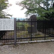 米沢城址の本丸跡地にあります。