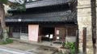 蔵の街に残る家！