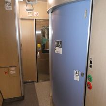 大きなトイレが車内に有ります