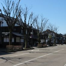 黒壁の店が並びます