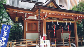 ビルの谷間のオアシス的な神社