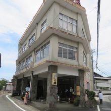 駐車場から見ると