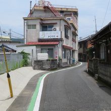 近鉄磯部駅東口から神路川に沿って１０分ほど歩くと見えてきます