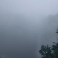 滝は濃霧の中