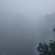 滝は濃霧の中