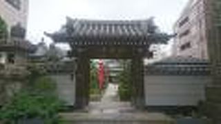 歴史の重みを感じる瓦屋根の山門と本堂