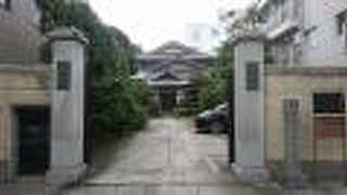 珍しいデザインの本堂