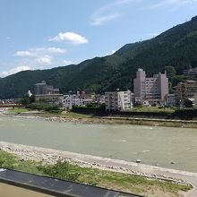 ホテルロビーからの飛騨川の眺め