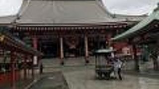 屋根はチタン瓦に葺き替えられました