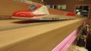 パサール三芳：広くて店が一杯で買い物も食事も楽しい。すし松の新幹線レーン。