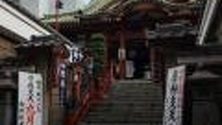 繁華街にある寺