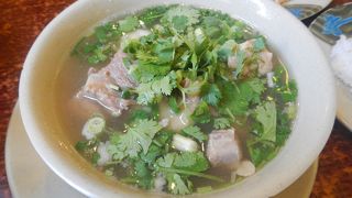 ぶつ切りの牛テールがごろごろ入ったオックステールスープで有名です。