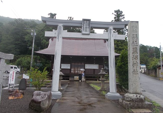 町の北にある信夫山公園の中にあります。