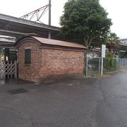 白石駅ホームに倉庫の入り口があります。
