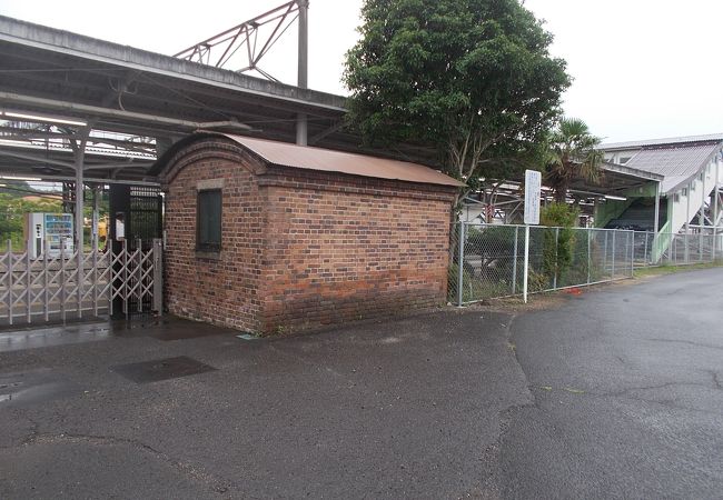 白石駅ホームに倉庫の入り口があります。