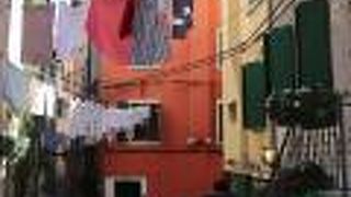 洗濯物がはためく風情ある通り