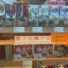 もみじ饅頭の他、地元の有名ラーメン店の商品もあります。