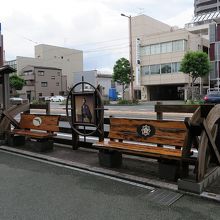 碑の前に「歴史の道総合案内」の看板、目印になります