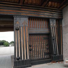 門の外側、金属で補強されてます