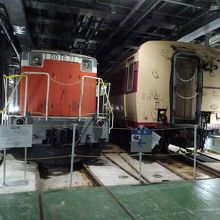 船の中に列車が乗り入れて運搬できる仕組みです。