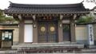 新しく立派な門が印象的