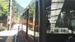 箱根登山ケーブルカーゆっくりゆっくり勾配を上ります。