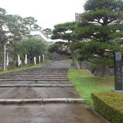 二本松駅から北に30分程度かかります。