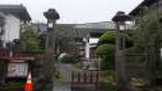 白河駅南口から南東のエリアにあります。