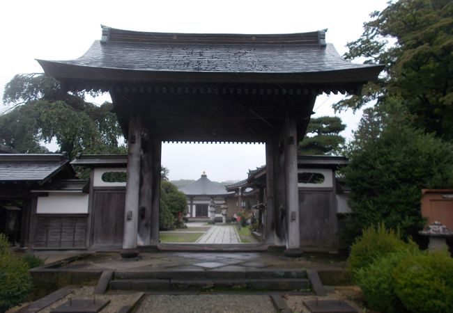 白河駅南口から南東のエリアにあります。