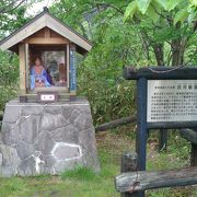 小さな小さな祠