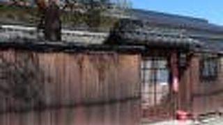 芹川の北にあります