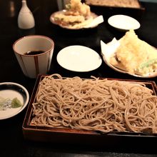 原宿クエスト4階にあります 広い窓から緑が見えるお洒落な造りのお蕎麦屋さんです By 吉備津彦 鎌倉 松原庵 欅のクチコミ フォートラベル