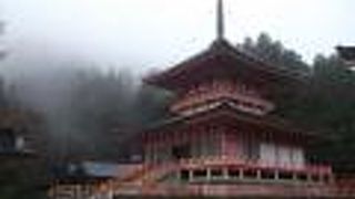 鮮やかな朱色の塔