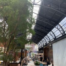 天井が高く開放的な空間